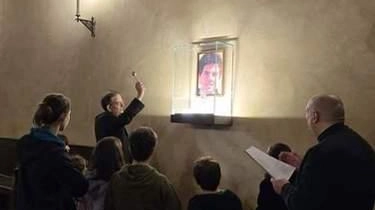 Inaugurata a Pienza la teca con la reliquia del beato Carlo Acutis, simbolo di speranza e preghiera per la comunità in vista del Giubileo 2025. La vita e il messaggio del giovane beato celebrati nella chiesa di San Francesco.