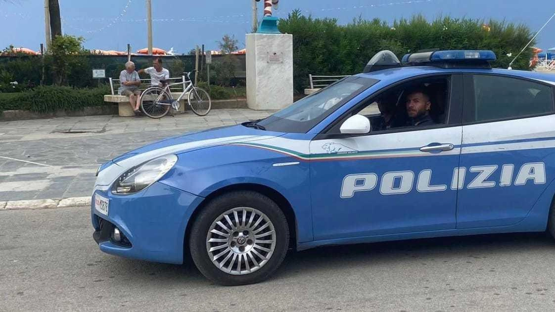 Una volanta della Polizia di Stato in Passeggiata