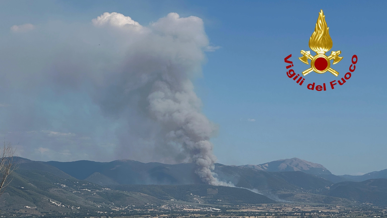 L'incendio sulle colline vicino a Spoleto (Foto vigili del fuoco)