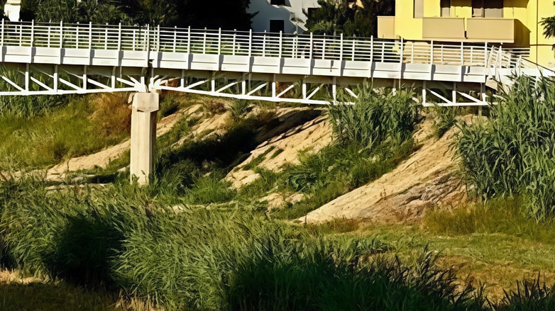 A Certaldo, la nuova passerella pedonale sull'Agliena collega i quartieri sud al centro, garantendo sicurezza e mobilità dolce. Un progetto atteso e apprezzato dai cittadini.