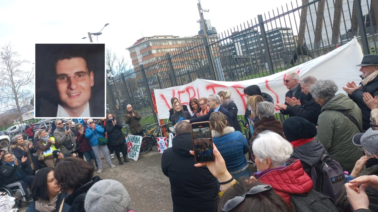 La manifestazione davanti al palazzo di giustizia di Novoli, cinque anni dopo l’inizio della pandemia in Italia. Nel riquadro, Enzo Galli, vittima simbolo del Covid