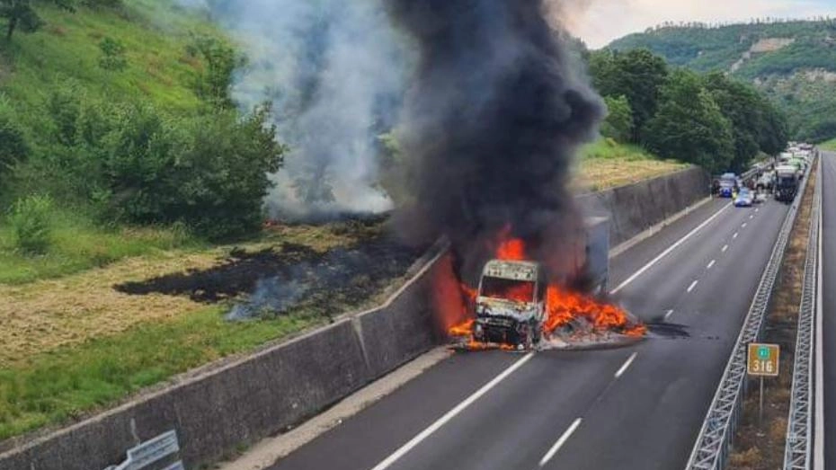 In fiamme camion carico di gomma. Chiusa l’A1, dieci chilometri di fila