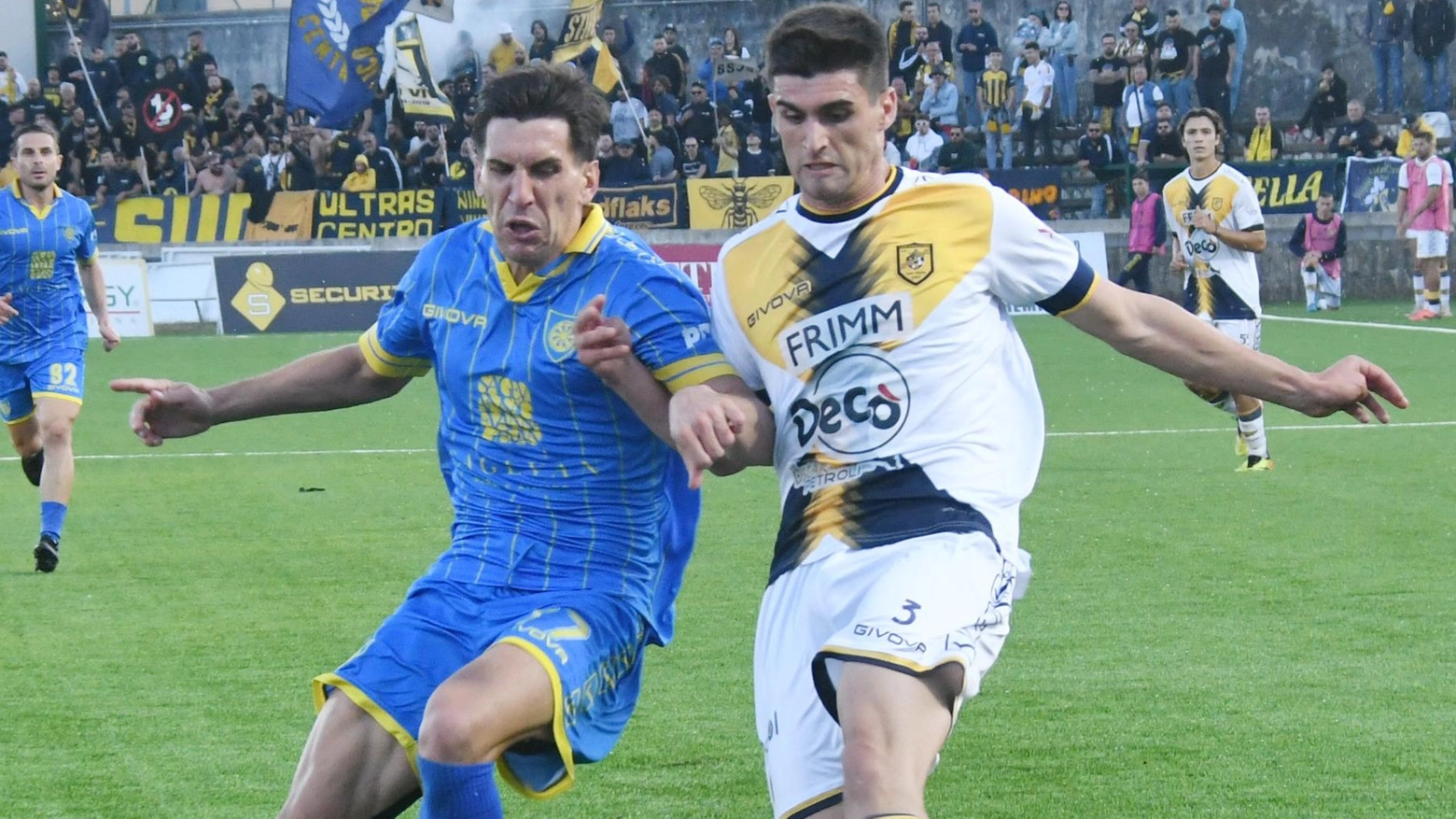 Convocati e assenze per Modena e Carrarese in vista della partita. Belloni fuori per infortunio, Hermannsson ancora escluso. Analisi delle scelte di Mandelli e Calabro.