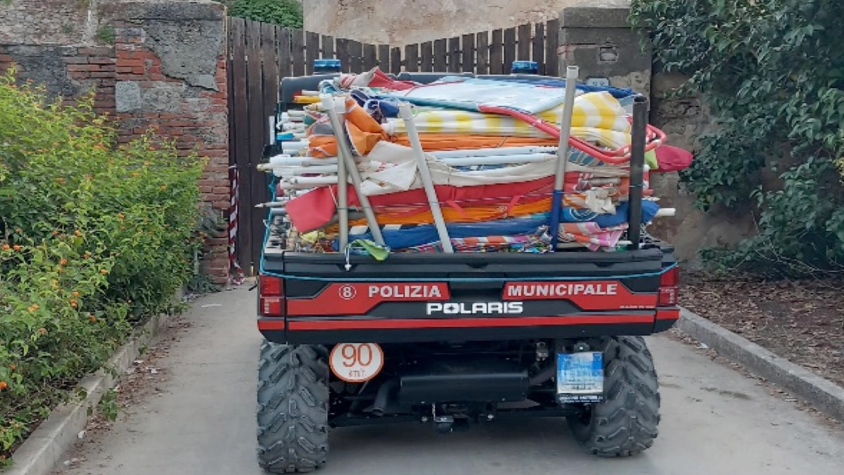 Gli ombrelloni sequestrati a Orbetello