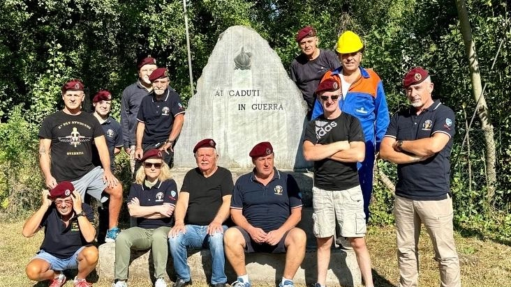 L’associazione Paracadutisti d’Italia ha ripulito il monumento ai Caduti