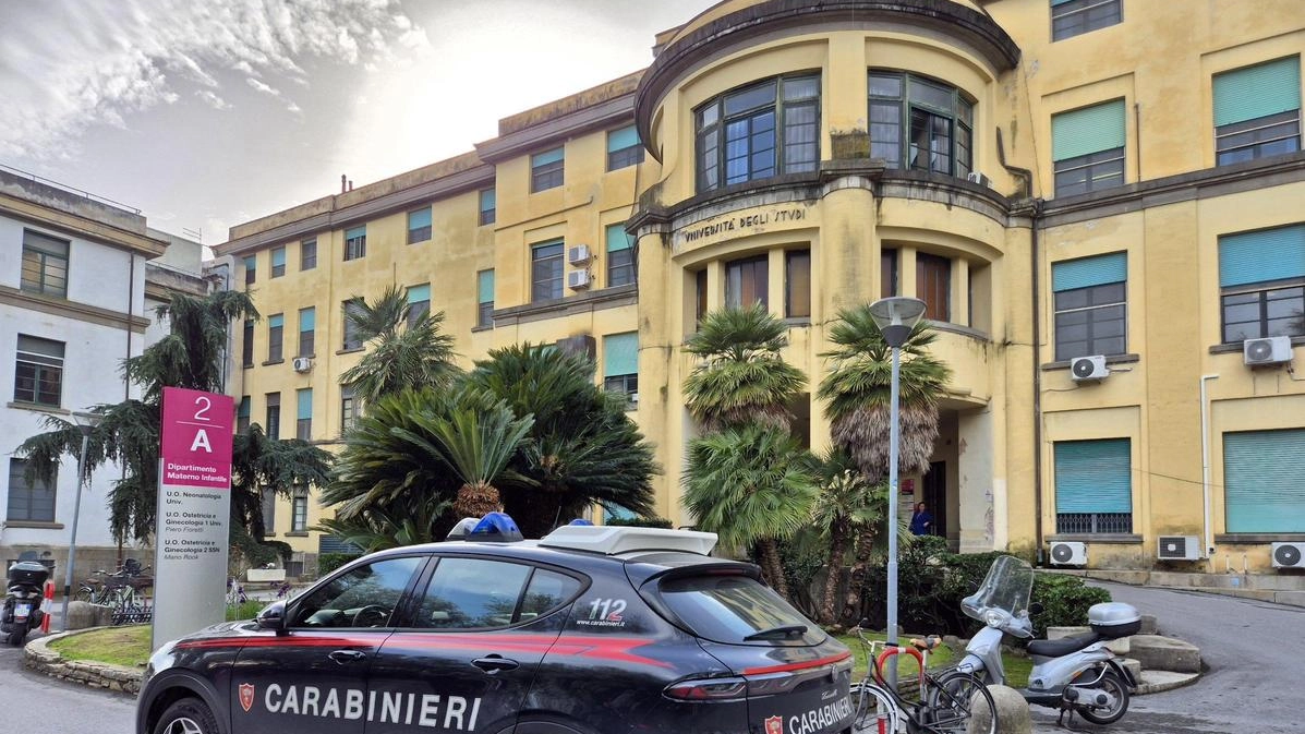 I carabinieri davanti al reparto di Ostetricia del Santa Chiara