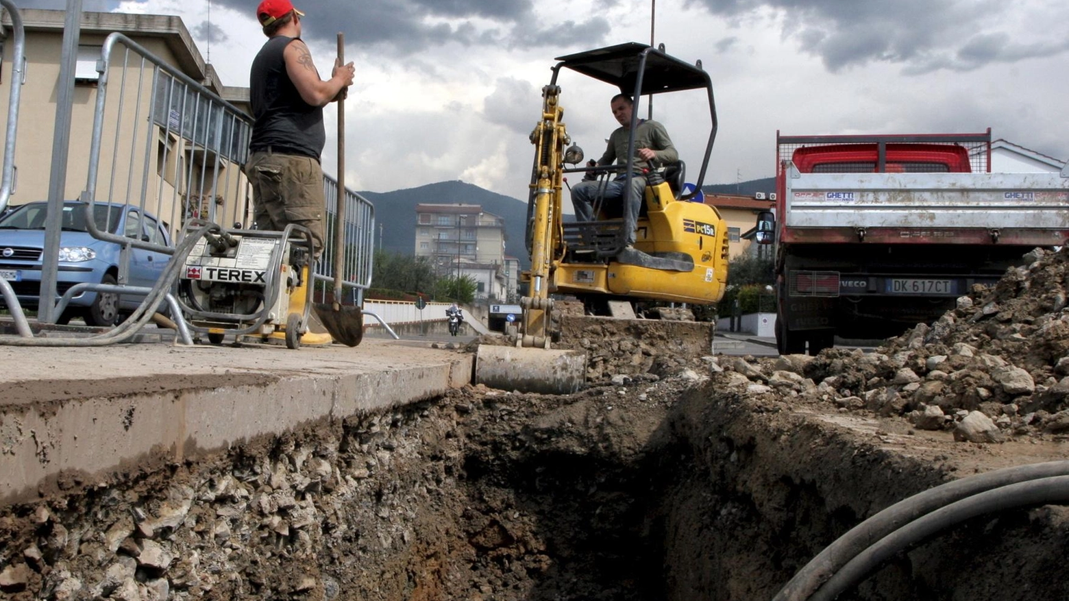 Fogne, archeologi stoppano i lavori: "Inaccettabile, reperti senza valore"