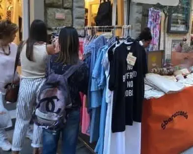 E’ l’ora di ‘Sbaraccando’. Quaranta negozi del centro danno vita al mercatino