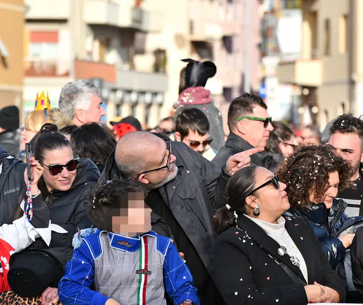 Carnevale, c’è l’ultimo atto. Oggi sfilata al tramonto. Poi attesa per il miglior carro