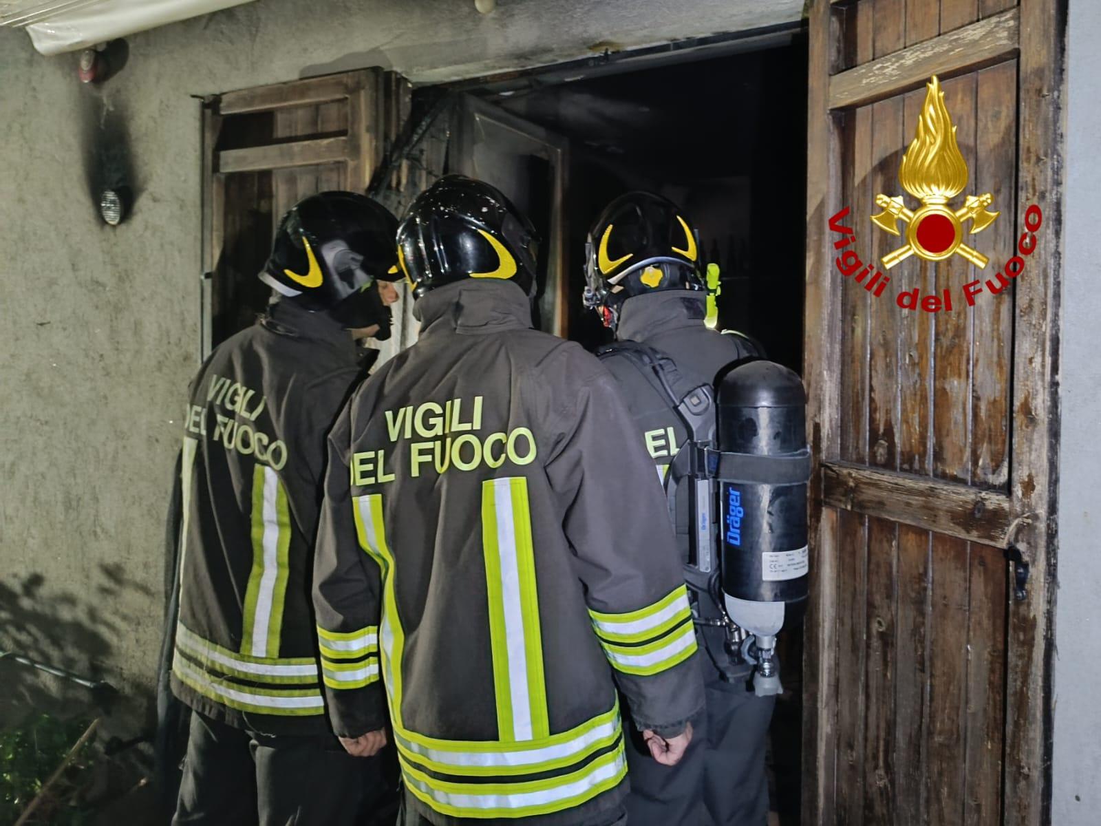 Svegliati nella notte dall’incendio, distrutta la cucina