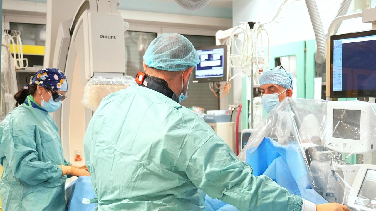 Medici in sala operatoria durante un intervento chirurgico foto d’archivio