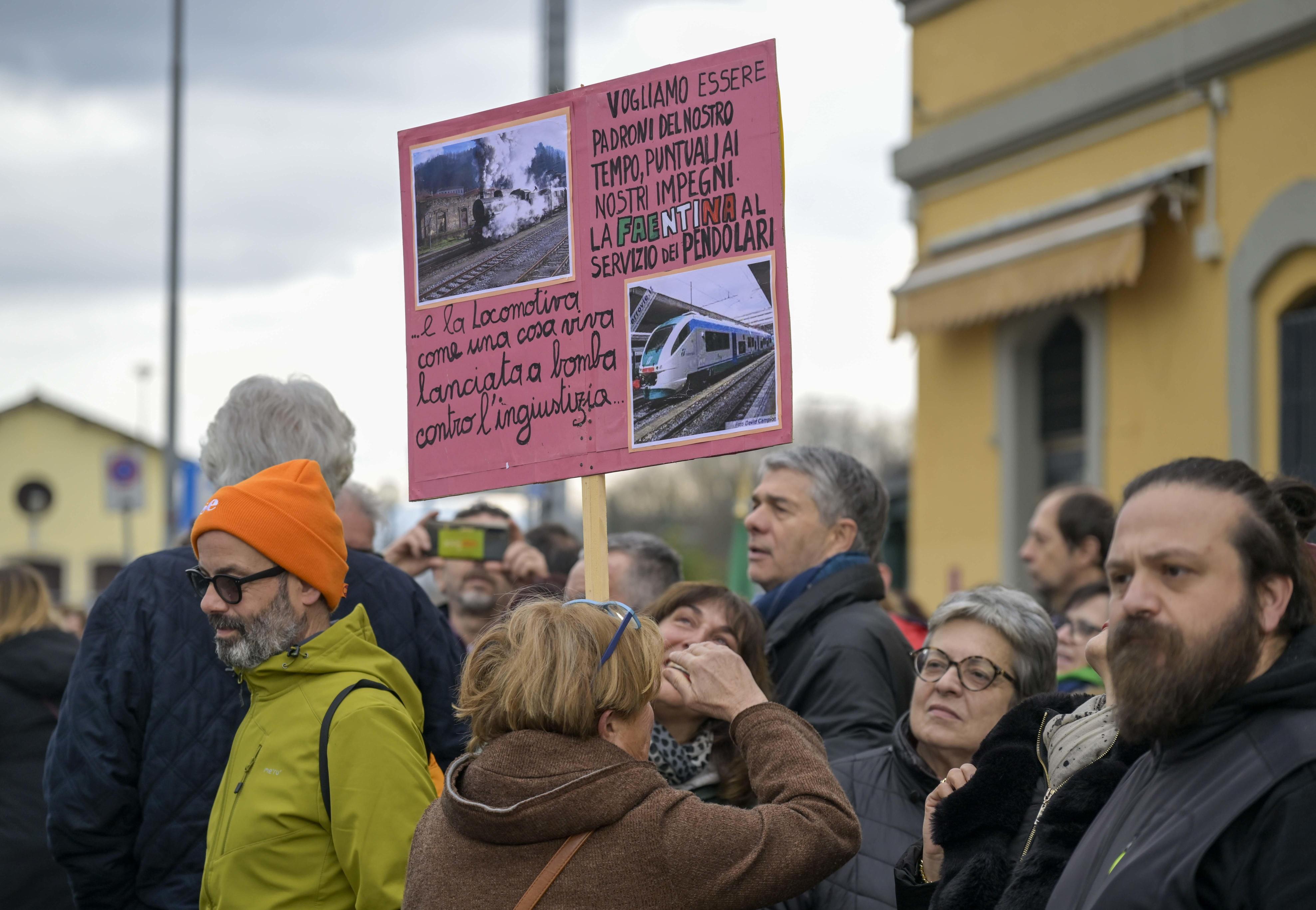 Il calvario dei pendolari: "Ritardi e cancellazioni. Lasciati a piedi senza prevviso"