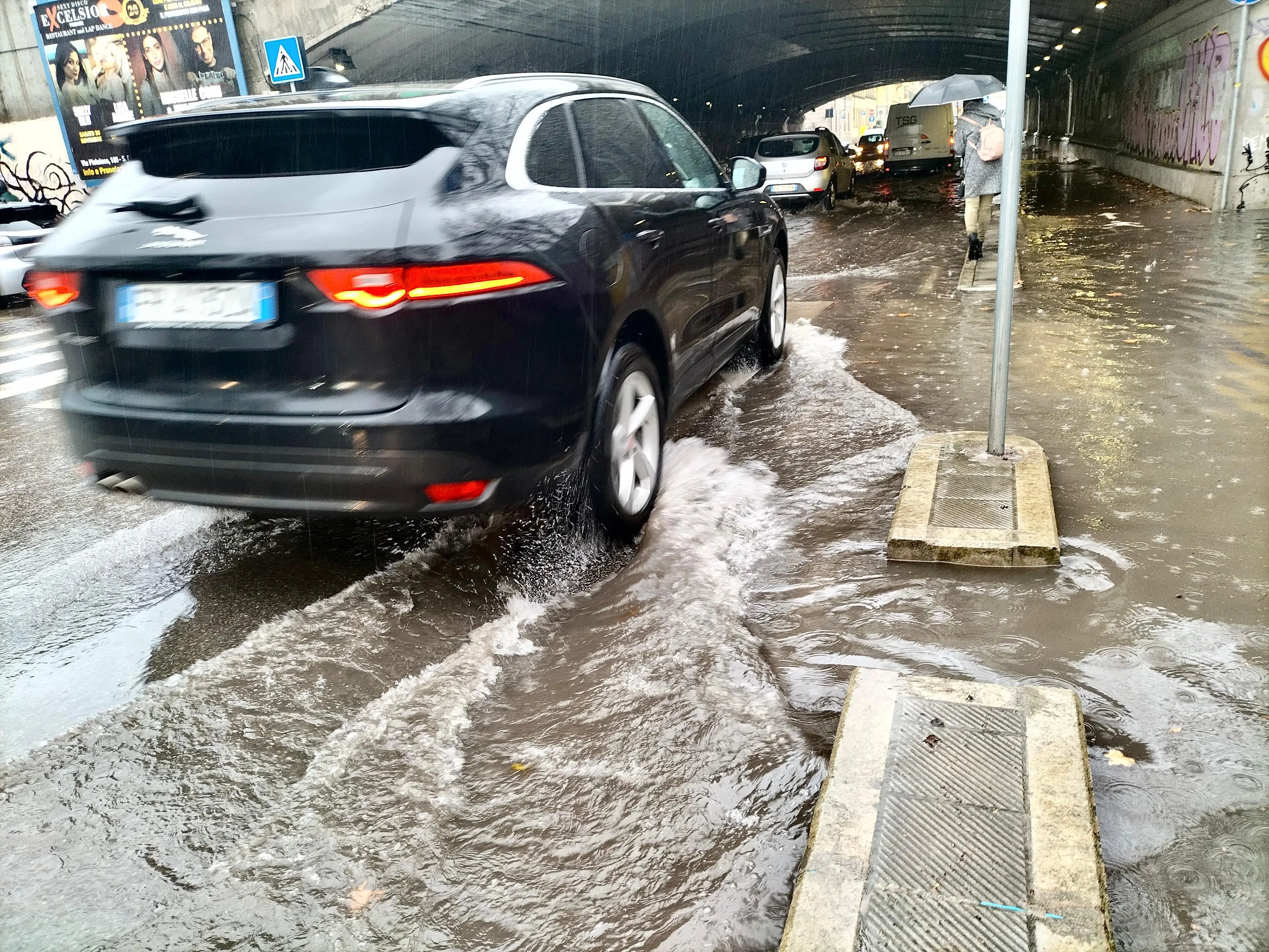 Frane, esondazioni e traffico in tilt: il maltempo flagella Firenze e la provincia, pioggia record