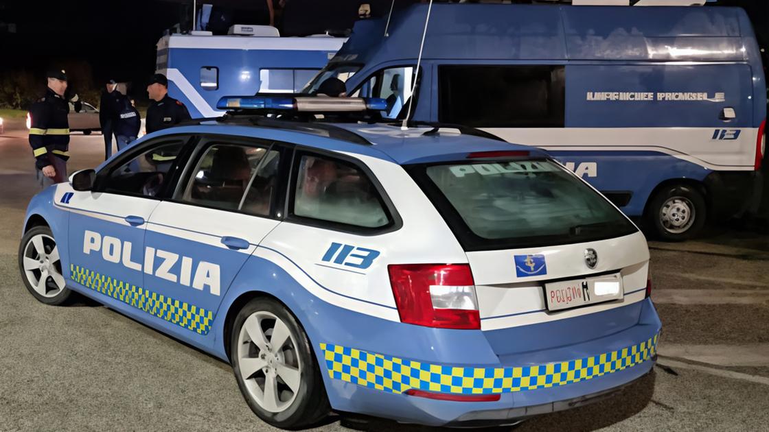 https://www.lanazione.it/image-service/view/acePublic/alias/contentid/ZDI1ZWI5NDktZTdjOC00/0/in-auto-sotto-effetto-dellalcol-due-fermati-la-polizia-chiama-lamico-e-ubriaco-anche-lui.jpeg?f=16:9&w=1200&h=630