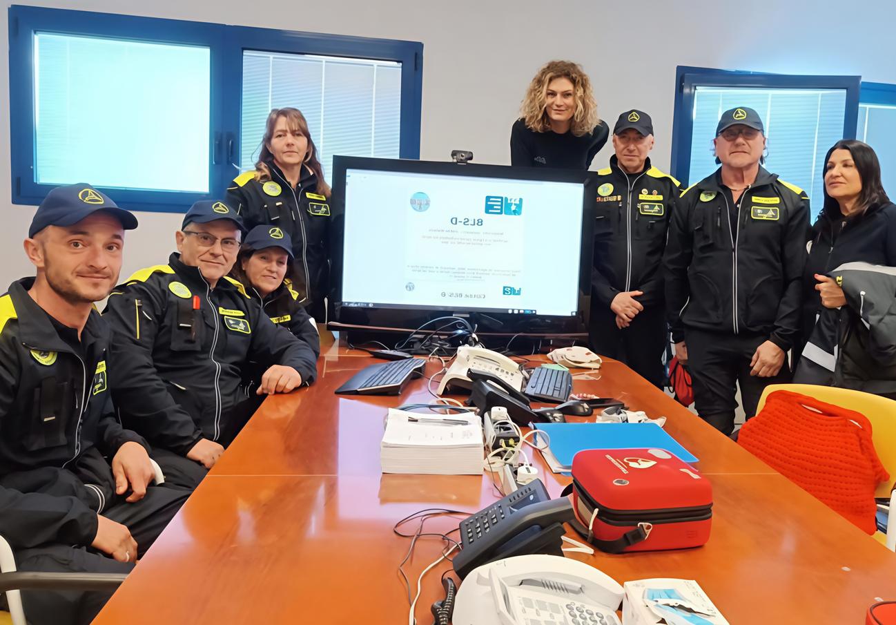 Alfa Victor ’a lezione’ sull’uso del defibrillatore