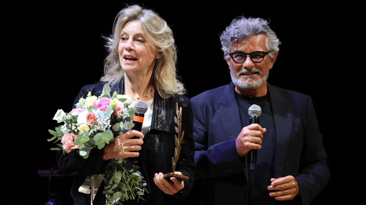 Margherita Buy ha ricevuto il Premio Gigi Proietti dal regista Paolo Genovese, direttore artistico del Festival