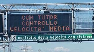 Sul tratto dell'A11 Firenze-mare, il Tutor monitorerà la velocità media degli automobilisti, sanzionando chi supera i limiti. L'installazione è in corso, con la Polizia Stradale che gestirà le infrazioni.