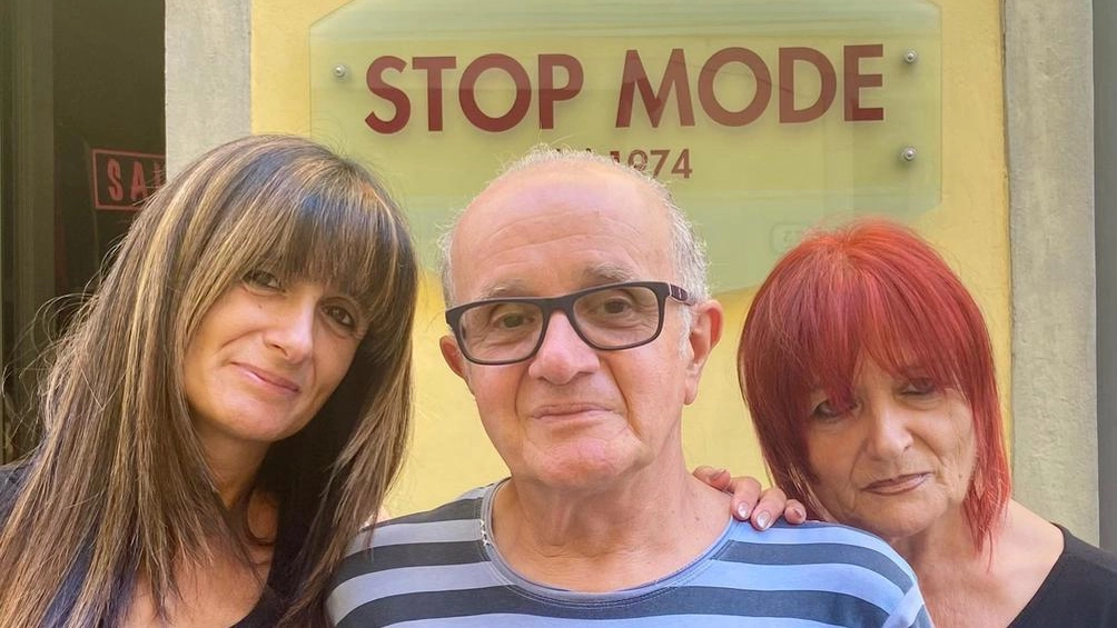 Al centro Mauro Casi con la moglie. Vanda Capacci (a destra) e la figlia Simona: stasera festeggiano i primi 50 anni di Stop Mode