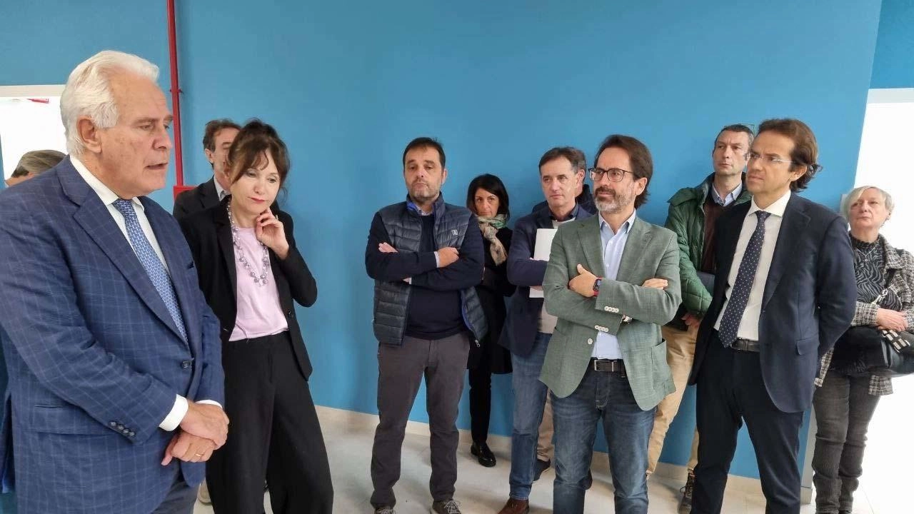 Il presidente della Regione Toscana annuncia l'apertura imminente della nuova casa della comunità a Gallicano, sottolineando l'importanza dell'assistenza territoriale e dell'integrazione dei servizi sanitari.