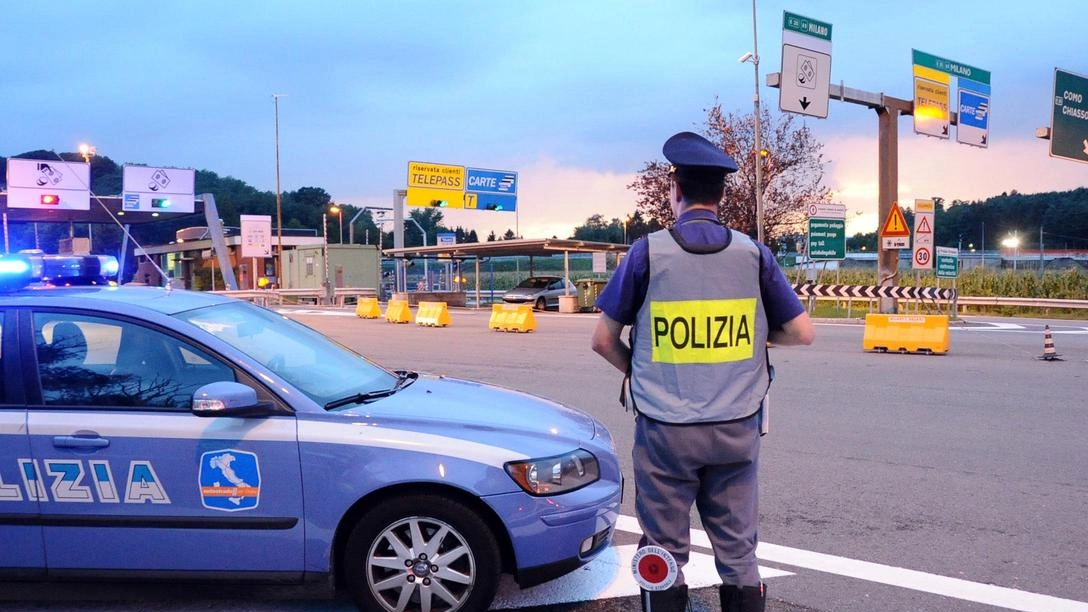 Truffano due anziani e fuggono in Autosole. Sfondano la sbarra del casello, arrestati