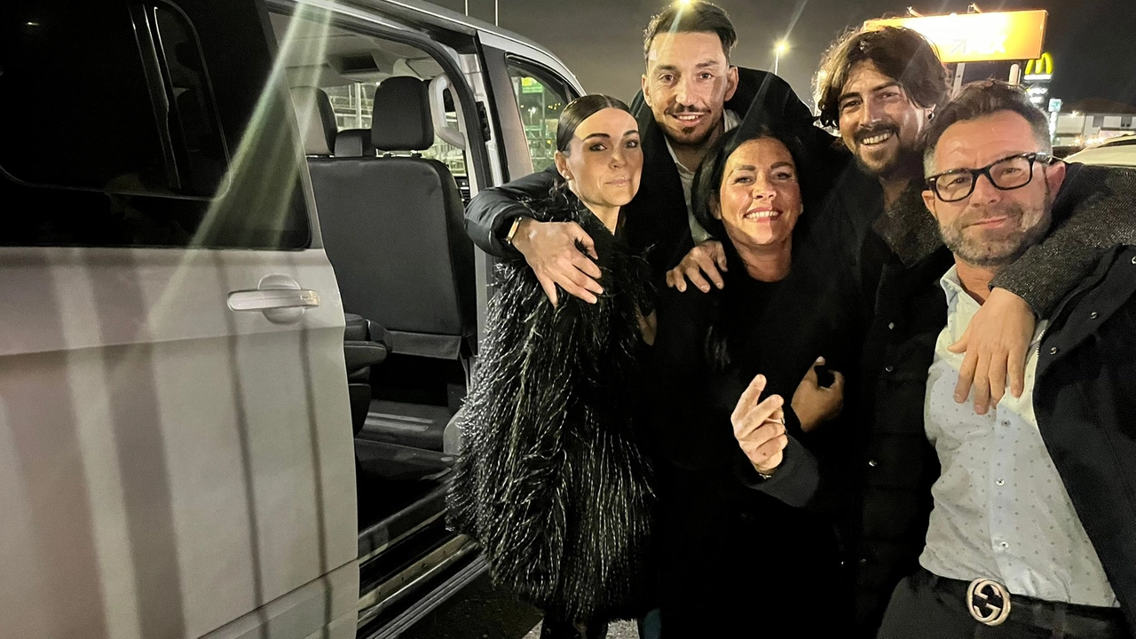 Nicole, Ramona, Marco, Elia e Luca sono un gruppo di amici che usa il bus navetta per divertirsi la notte senza rischiare