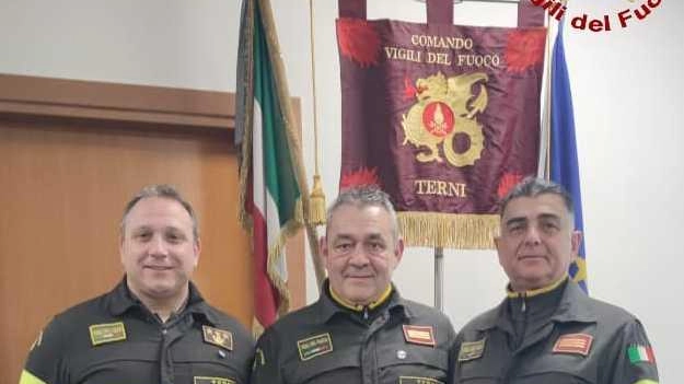 TERNI Sandro Angeletti, capo reparto dei vigili del fuoco, va in pensione dopo 34 anni di servizio. "Un servitore dello...