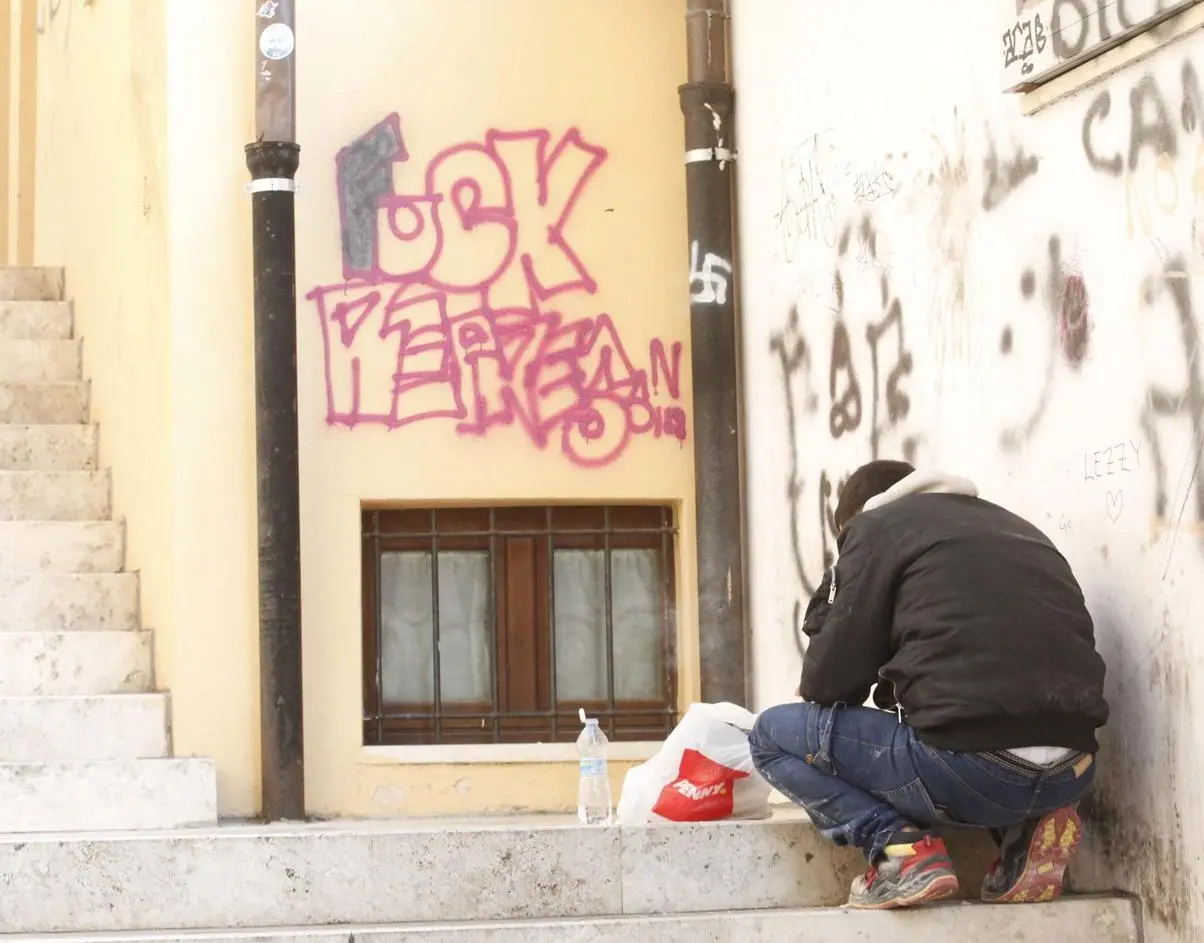 Degrado e scritte in centro. Tanti cittadini suggeriscono di recuperarli con gli eventi