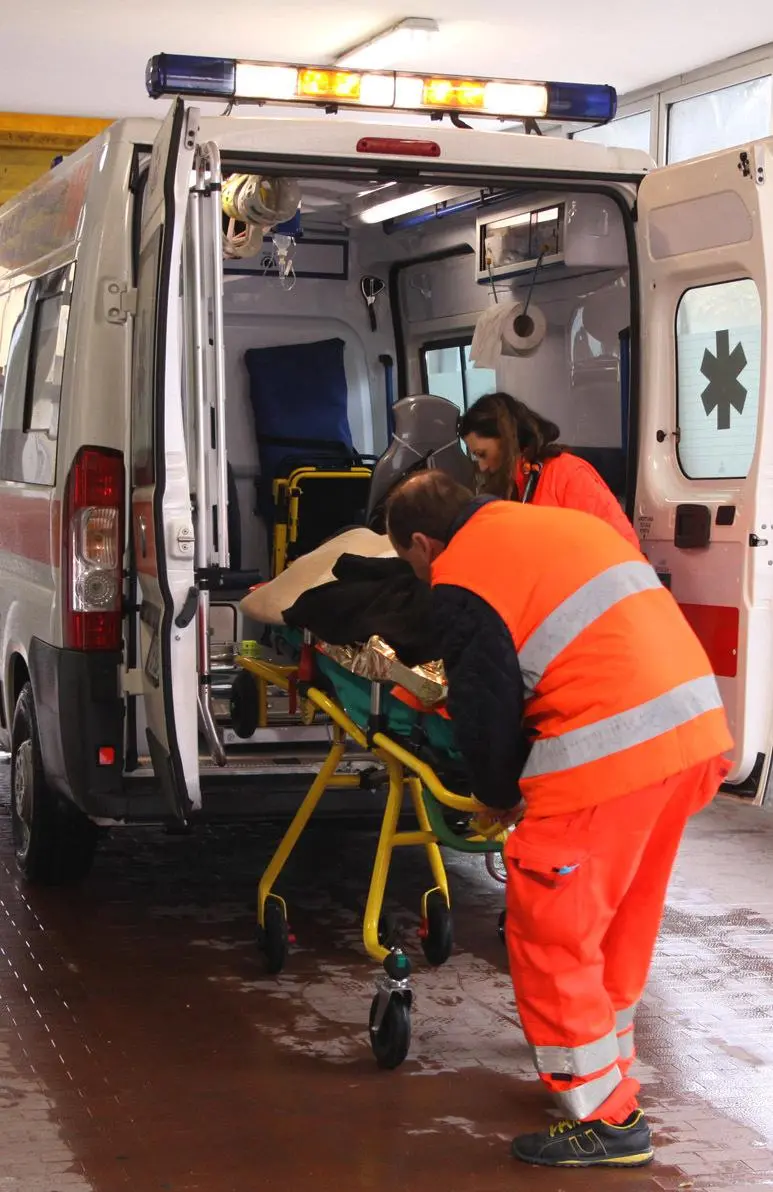 Fanno festa dentro una casa. In tre si sentono male, uno è grave. Potrebbero aver fatto uso di droga