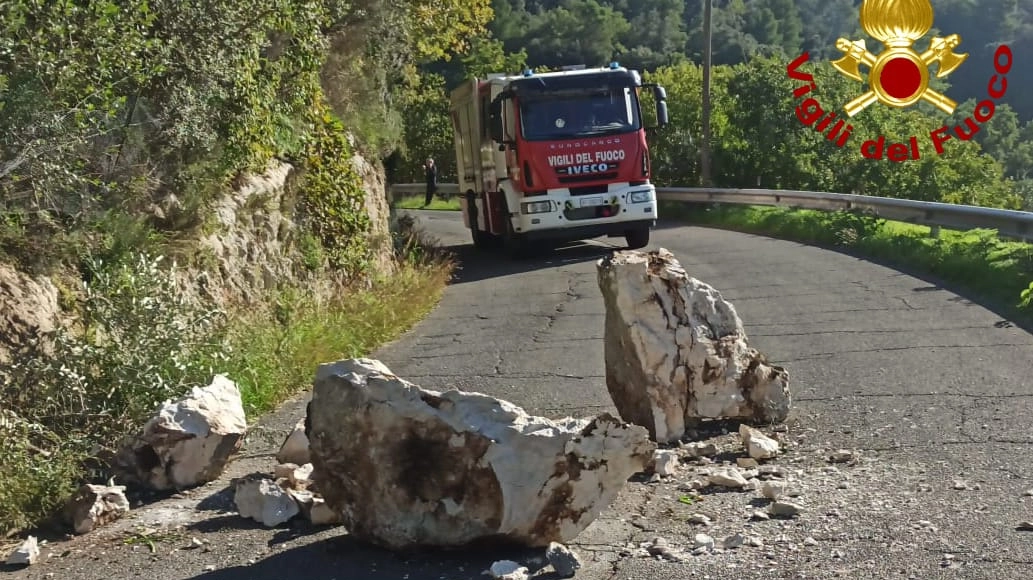 Il masso rotolato sulla strada (foto vigili del fuoco)