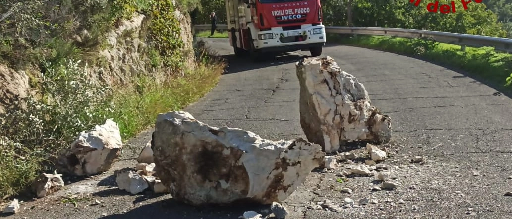 La frana sulla strada a 500 metri dall’abitato, intervento dei vigili del fuoco