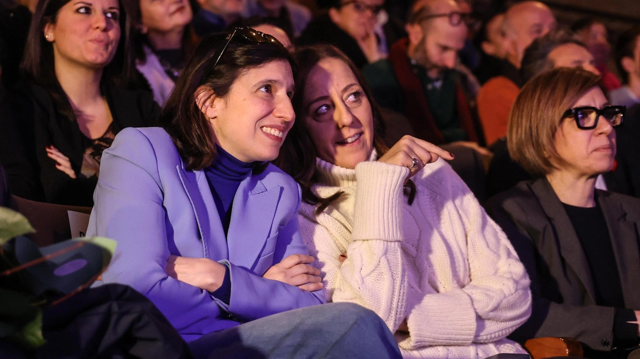 La segretaria nazionale del Pd Elly Schlein confabula con la sindaca Sara Funaro nella platea del Teatro Cantiere Florida