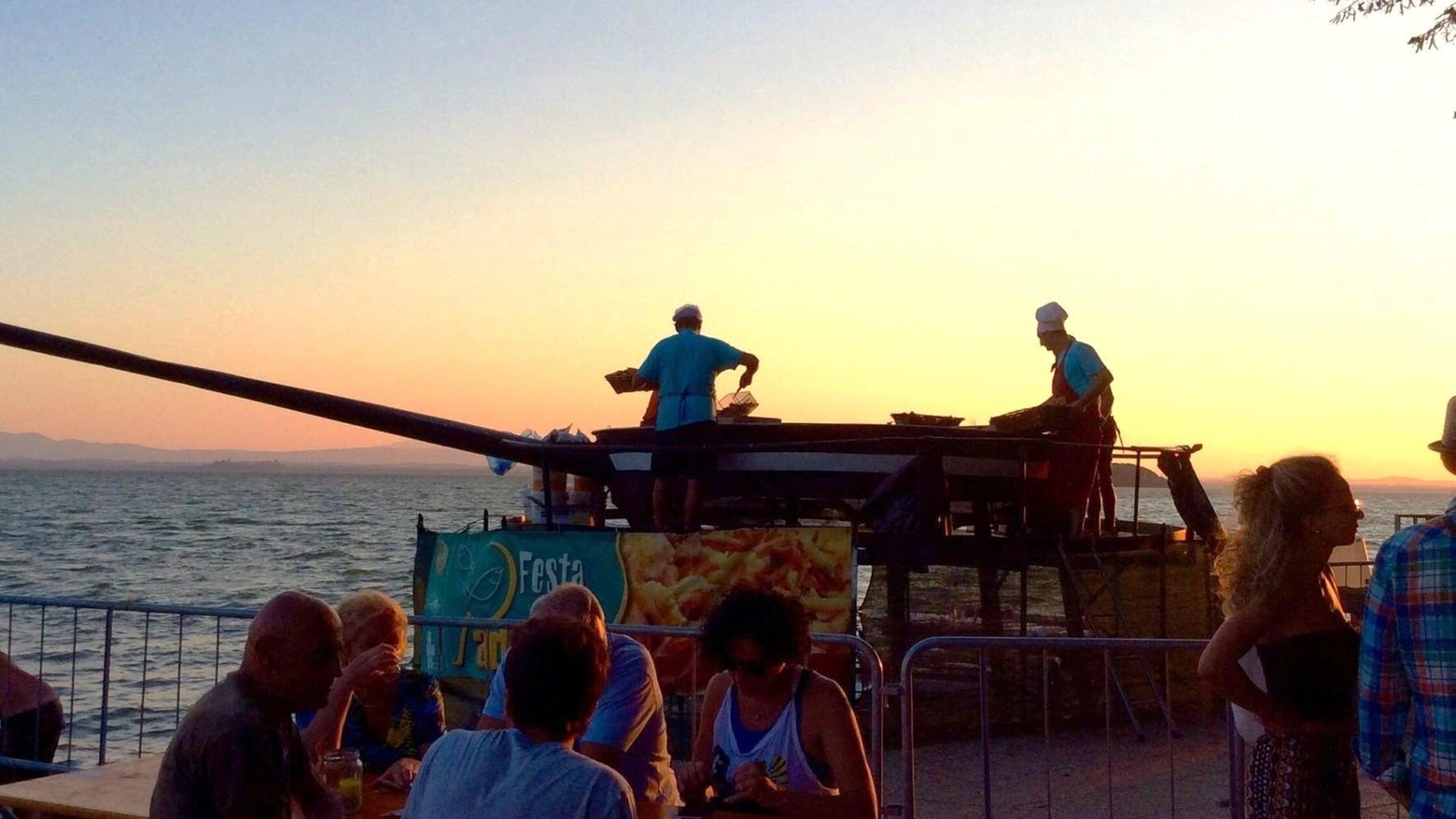 Super padella e tramonti da sogno. Inizia la Festa del pesce di lago