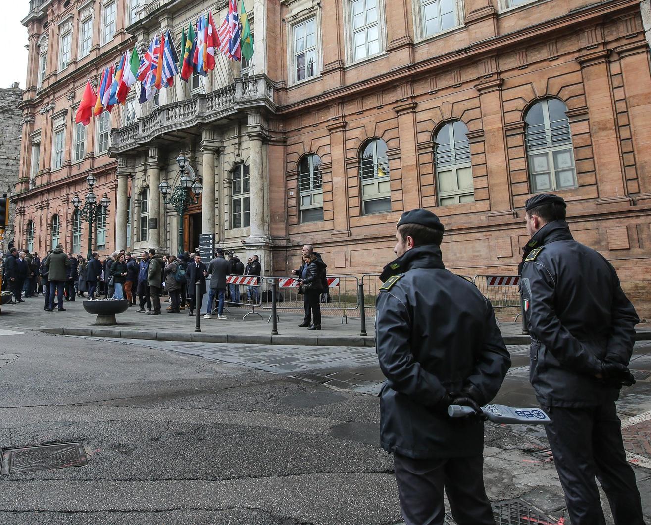 Città blindata per l’evento. Piazza e vie chiuse per ore. Tiratori scelti sulla Loggia