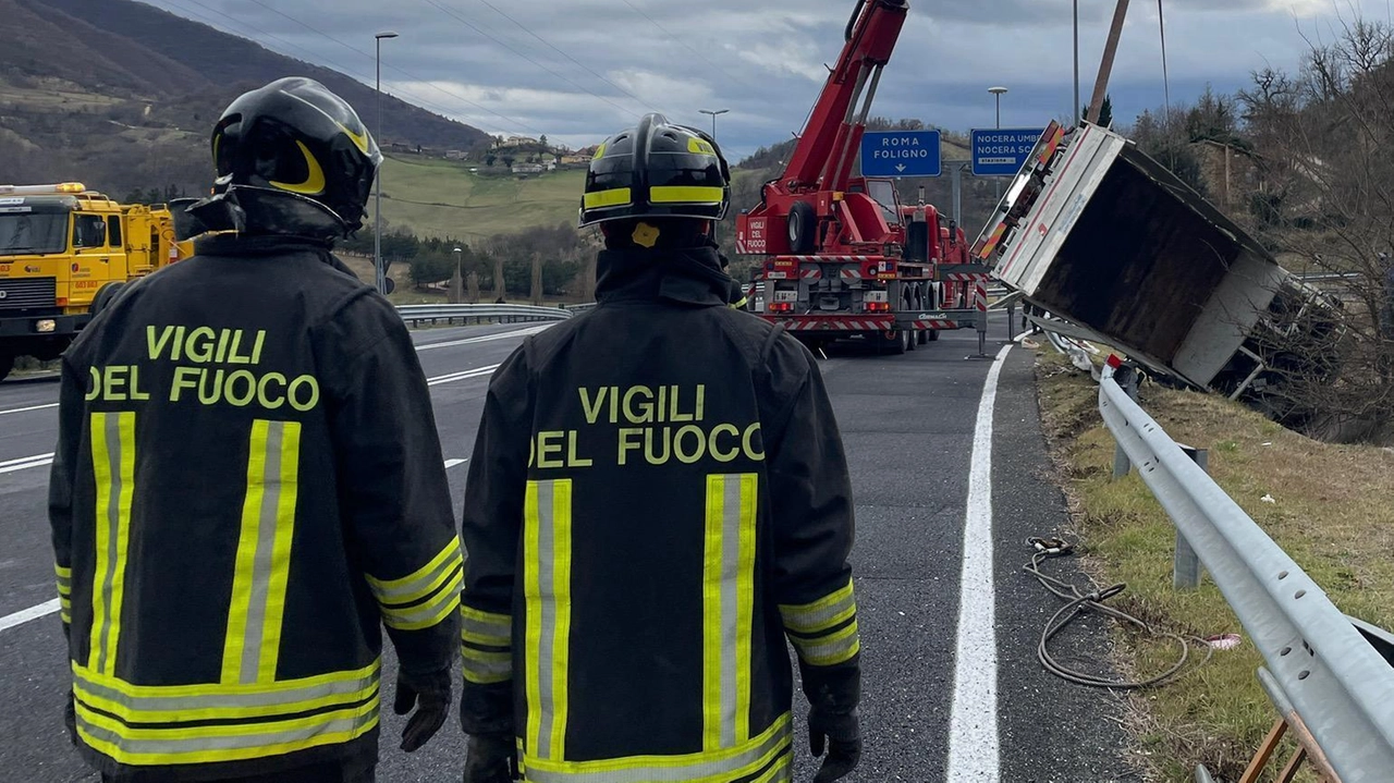 GUBBIO – Solo qualche ferita e tanta paura per il guidatore del camion che trasportava un container che si è...