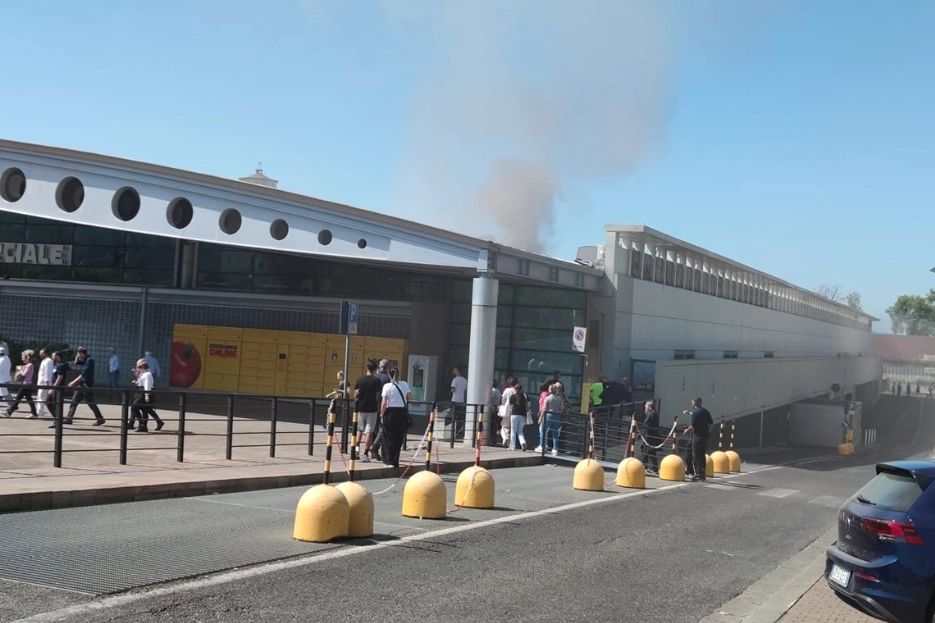 La scena dell'incendio nel centro commerciale a Sesto Fiorentino (Foto dai social del presidente della Regione Eugenio Giani)