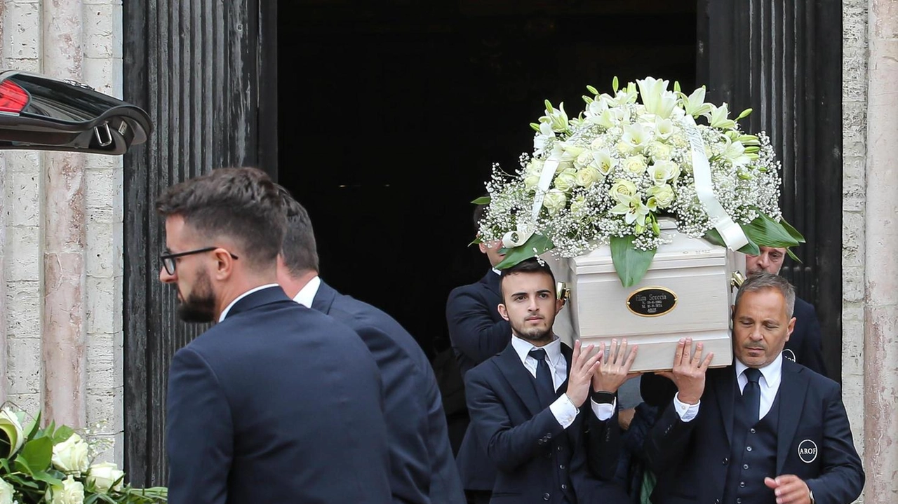 Celebrati i funerali nella chiesa di Santa Maria Assunta, a Monteluce, dove avevano vissuto prima di trasferirsi nel casolare di Fratticiola Selvatica. Lo strazio dei colleghi e del fidanzato di Elisa .