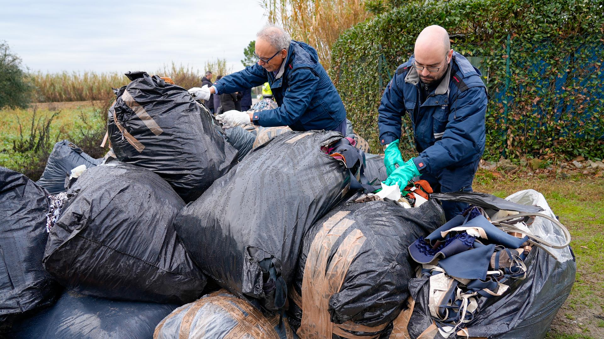 Rifiuti abbandonati, il blitz di Alia a Campi Bisenzio: “Lasciati da un incivile”