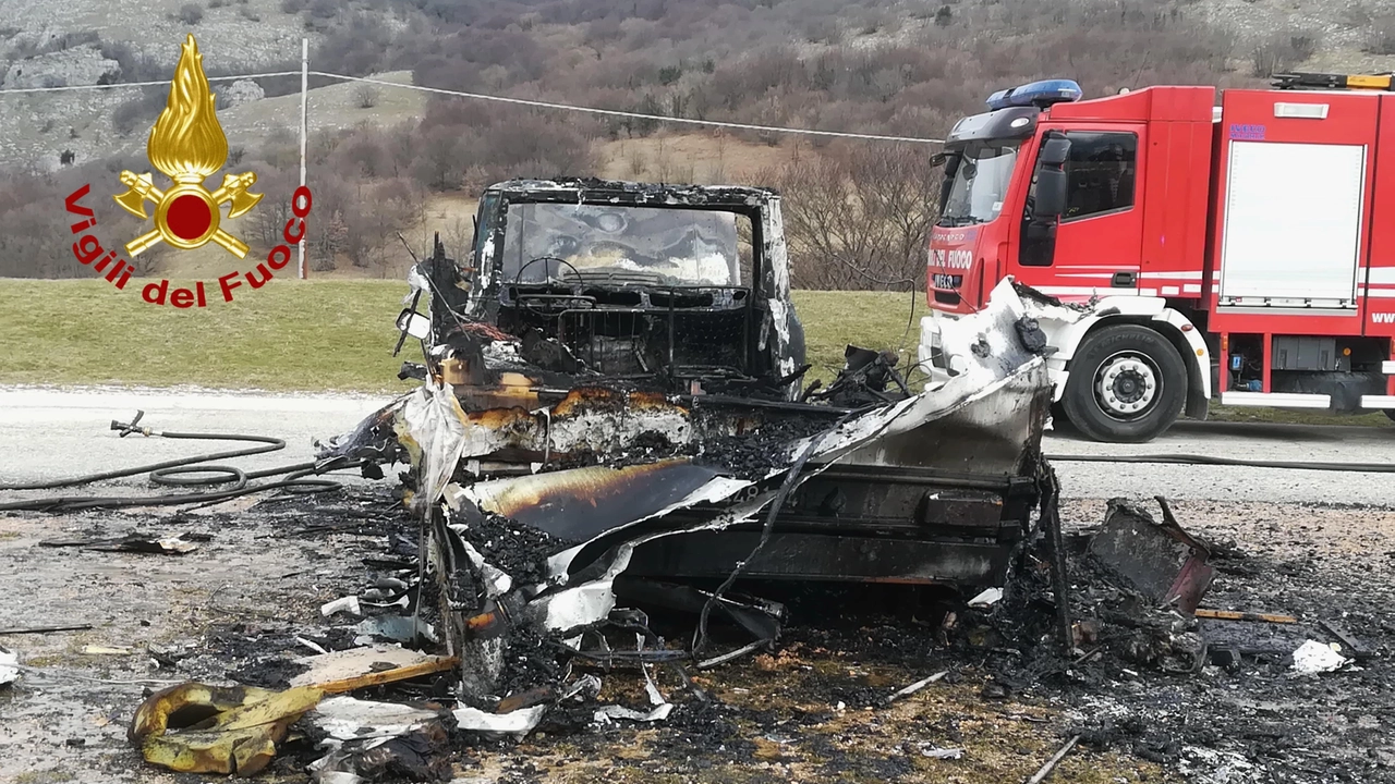 Un'immagine del camper distrutto dalle fiamme