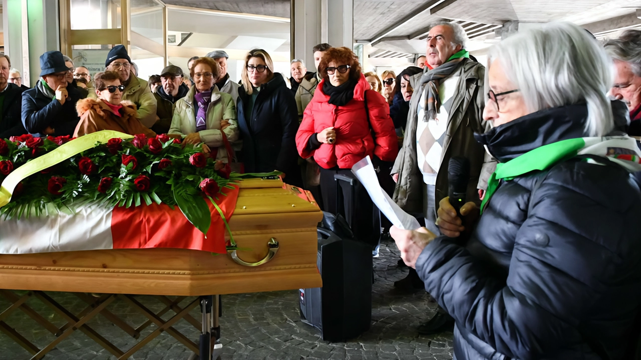 Tanta gente alla cerimonia nell’atrio del Comune per l’ex presidente dell’Anpi "Figura storica della sinistra, un uomo di pace sempre pronto al dialogo".