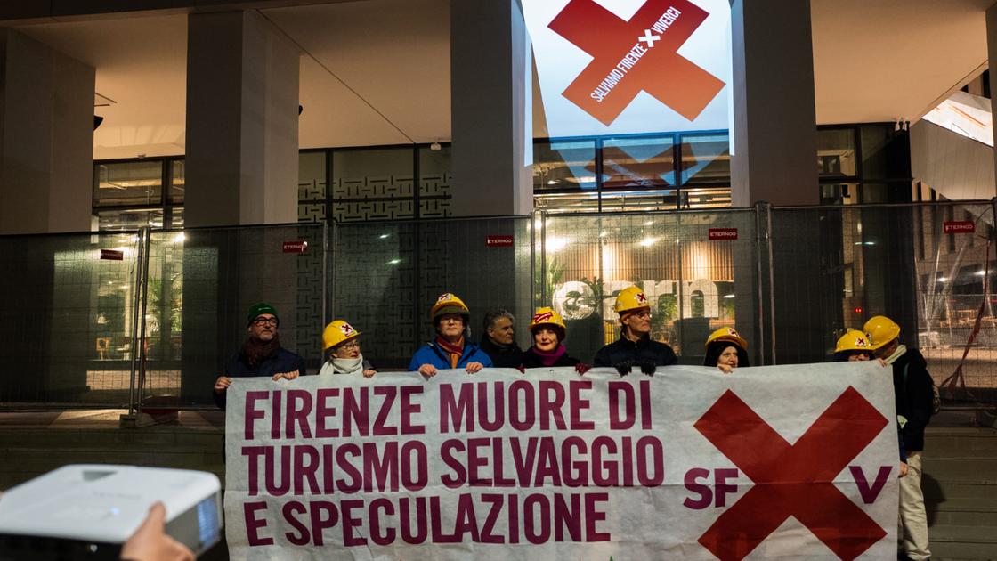 Salviamo Firenze, blitz nella notte: "Così illuminiamo i cantieri della speculazione"