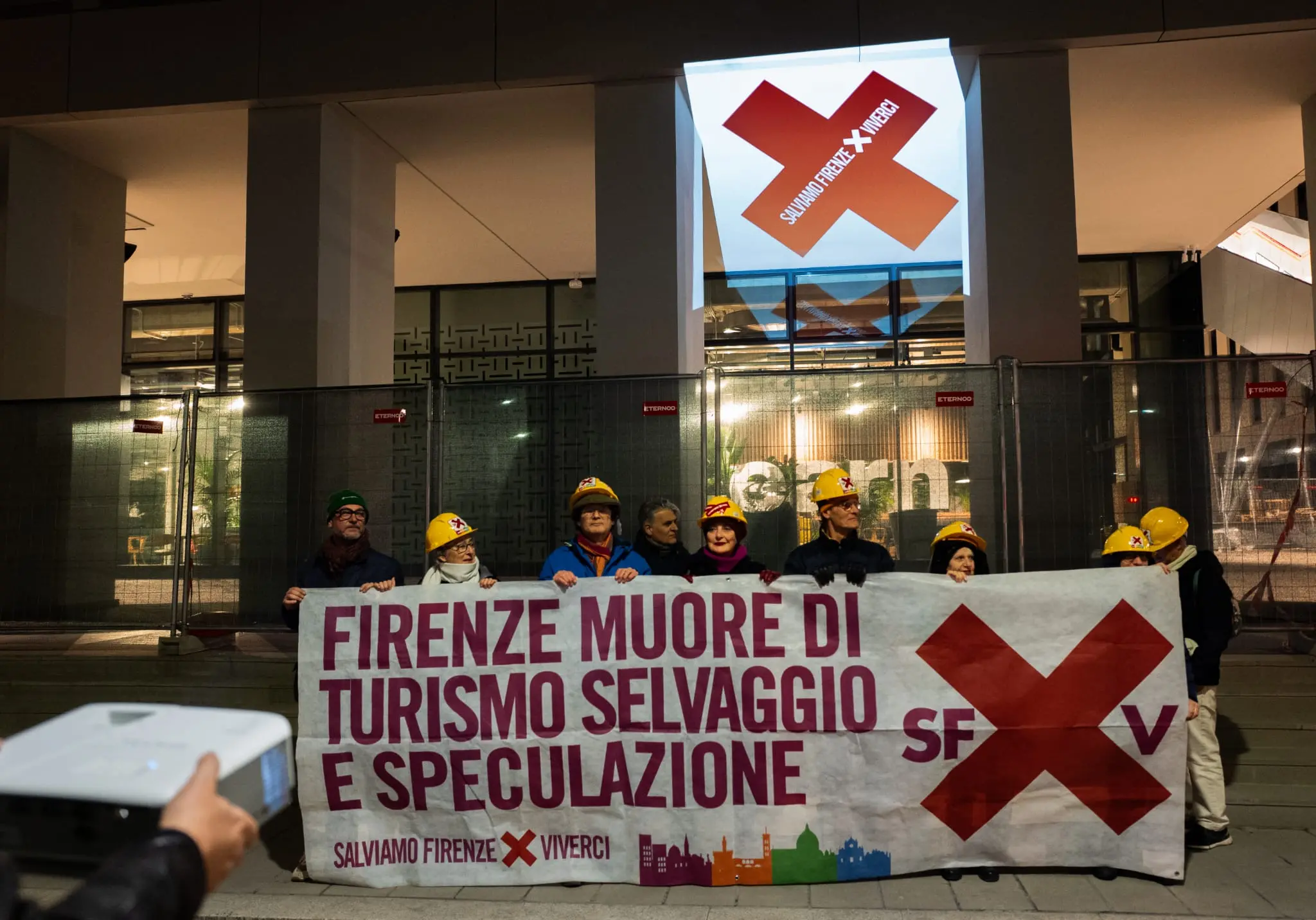 Salviamo Firenze, blitz nella notte: "Così illuminiamo i cantieri della speculazione"