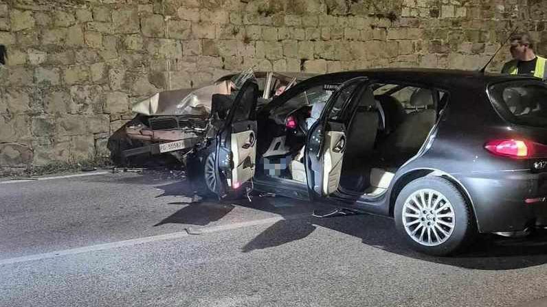 Muore a 30 anni, terribile scontro frontale. Una famiglia nell’altra auto: tutti in codice rosso