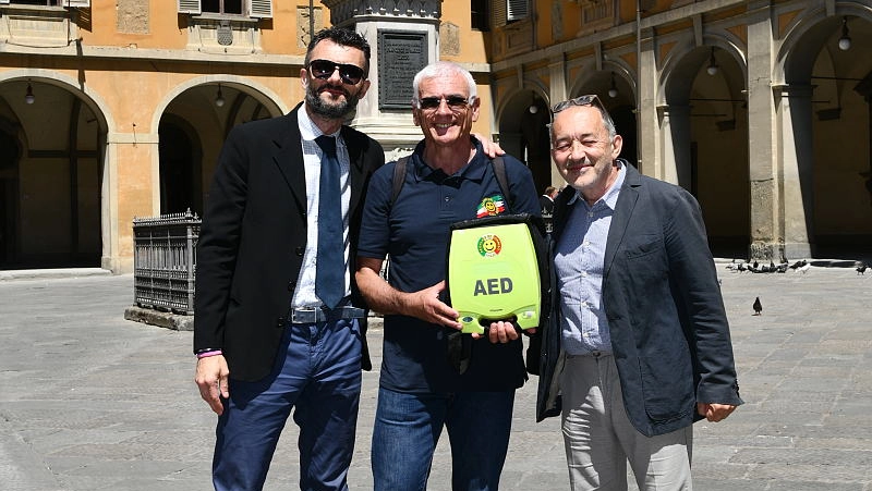 Il sindaco Matteo Biffoni, Piero Giacomelli e Daniele Menarini in piazza del Comune (foto Regalami un sorriso)