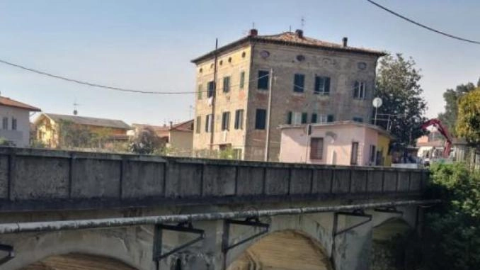 Ha preso il via il nuovo servizio di navetta gratuito per cercare di venire incontro alle attività commerciali di Ponte all’Abate, messe in difficoltà dalla chiusura del ponte anche al passaggio pedonale, oltre che dalle limitazioni al traffico veicolare nella zona