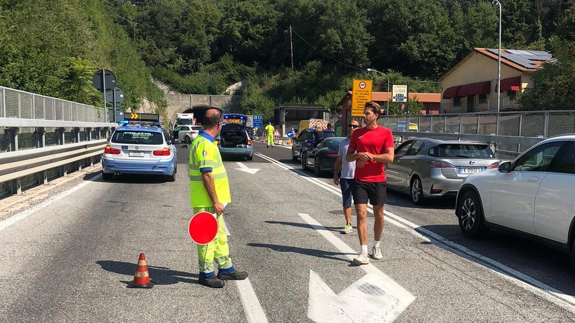 Incidente sulla Flaminia tra Spoleto e Terni: scontro tra due auto vicino al valico della Somma. Traffico rallentato, una persona trasferita in ospedale. Polizia Stradale indaga. ANAS rimuove veicoli incidentati.