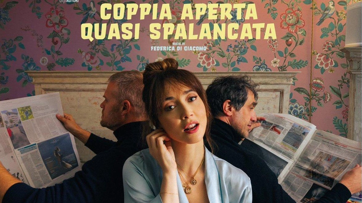 Locandina di “Coppia aperta, quasi spalancata“, che ha come protagonista Chiara Francini; in basso la locandina di “Campo di battaglia“ di Gianni Amelio