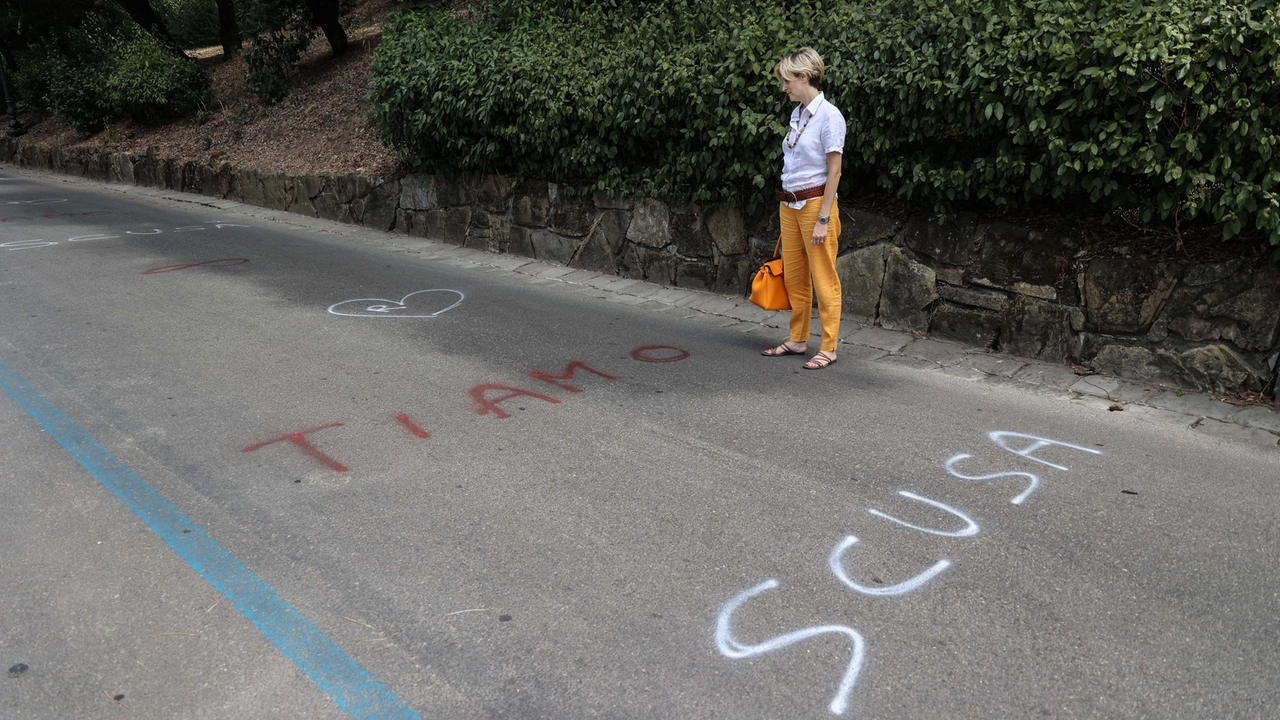 San Miniato, le scritte sull'asfalto (Foto Giuseppe Cabras / New Press Photo)