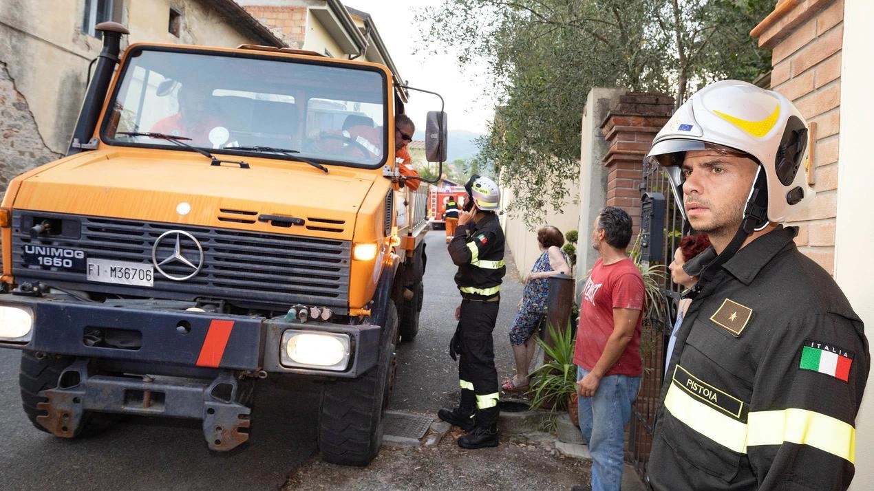 Nella zona di via Vacchereccia le fiamme hanno lambito le abitazioni. L’intervento di tre eclicotteri dei vigili del fuoco hanno evitato il peggio (Goiorani)