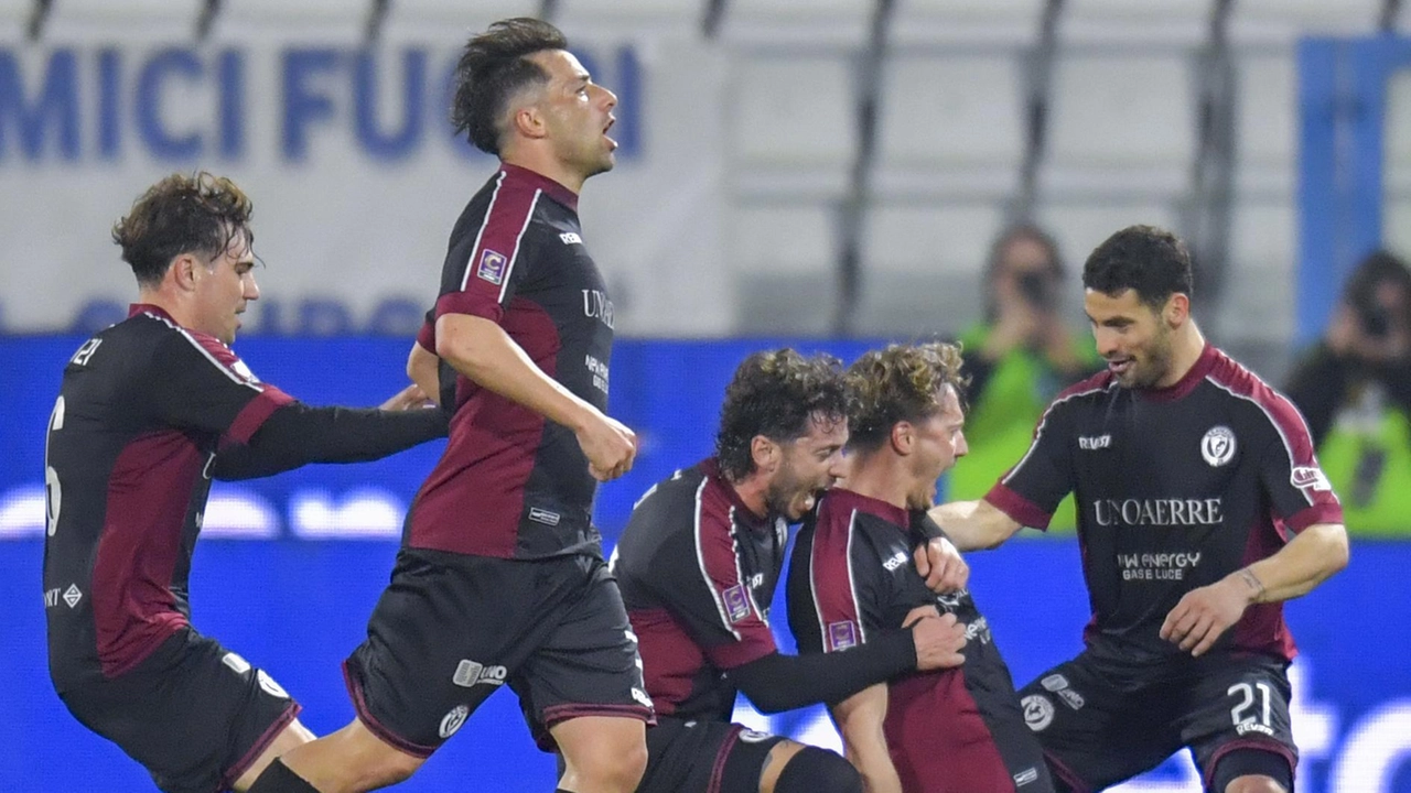 L’Arezzo festeggia il primo gol di Matteo Gilli allo stadio Mazza di Ferrara