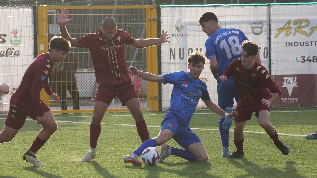 Tuttocuoio-Prato, un momento della partita (Foto Parisi)